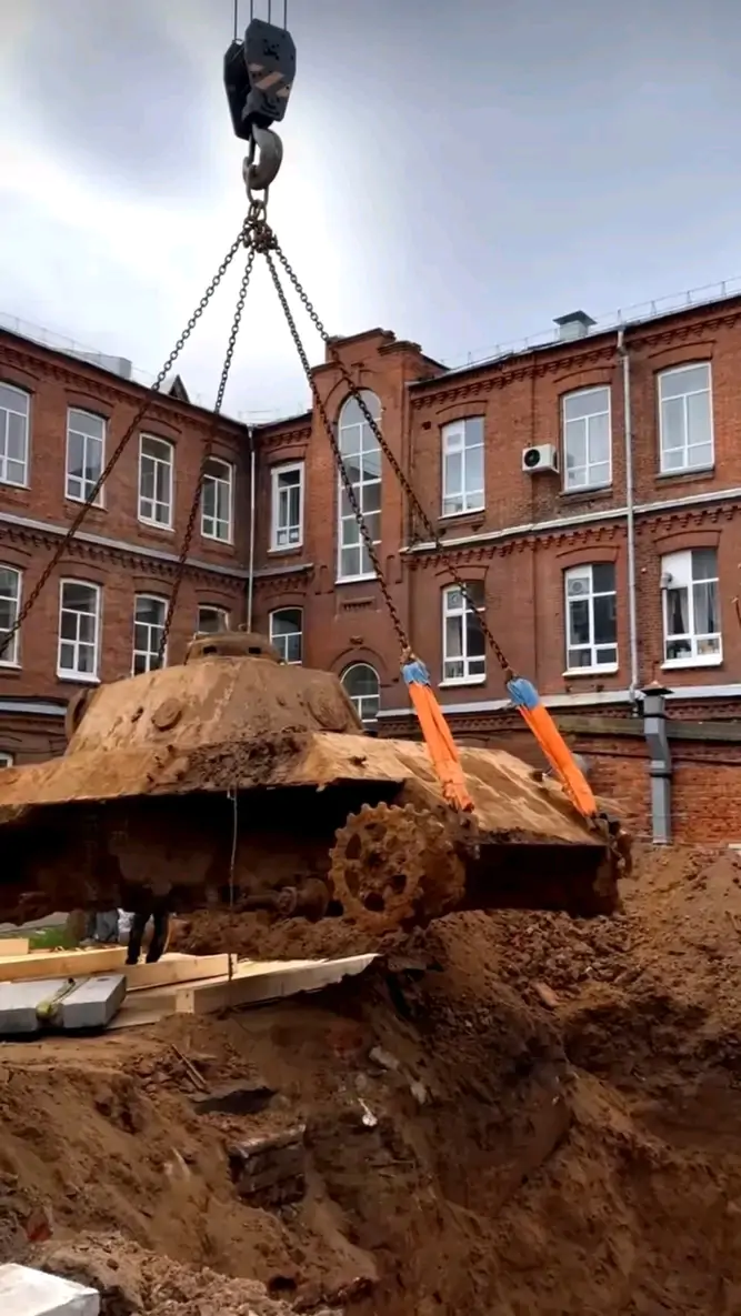 German Panther Tank Pulled From Underground Pit After More Than 60 Years in Russia