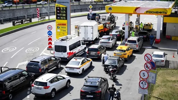 Russia Reportedly Imports Gasoline from India Amid Domestic Fuel Shortages