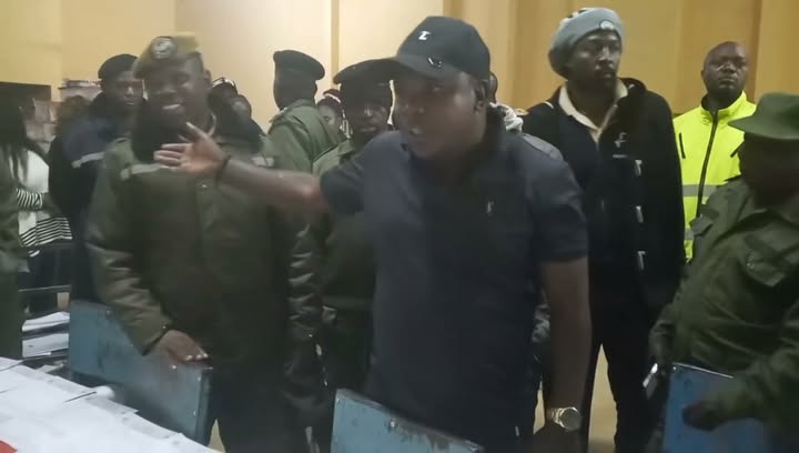 UPND Solwezi Central aspiring parliamentary candidate Bruce Kanema made his way through police at the totalling centre and called on the ECZ officials to stop the Announcements of results alleging luck of transparency…