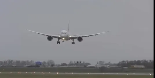 How Do Planes Stay in the Air Despite Weighing Hundreds of Tonnes?
