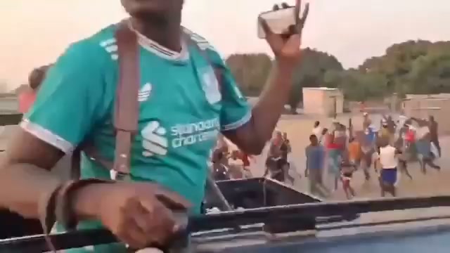 Crowds Run Besides NRPUP Presidential Candidate Brian Mundubile And His Entourage Chanting A UPND Slogan "FORWARD ⏩" While Flashing UPND Symbol in Western Province.