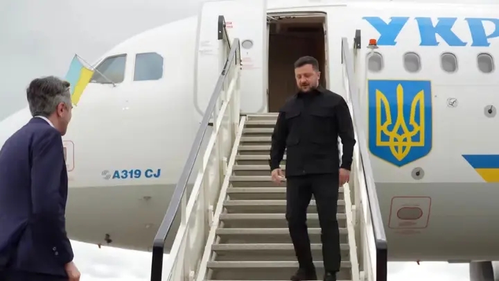 Zelensky Arrives in Ireland to Attend EU Council Presidency Ceremony