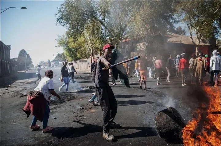“MAY GOD PROTECT YOU AND BRING YOU BACK HOME ALIVE” – ACTING POLICE MINISTER SENDS EMOTIONAL MESSAGE TO OFFICERS AS MAJOR OPERATIONS BEGIN ACROSS SOUTH AFRICA