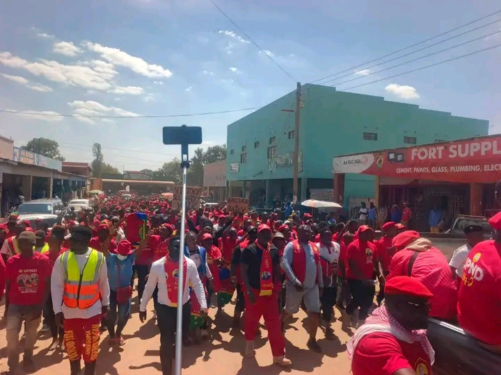 CHIPATA RESIDENTS TAKE TO THE STREETS IN SOLIDARITY WITH PRESIDENT HICHILEMA